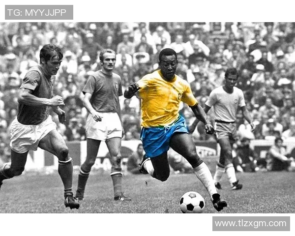 黑笔勾勒传奇足球球星魅力瞬间 展现速度与力量的艺术之美